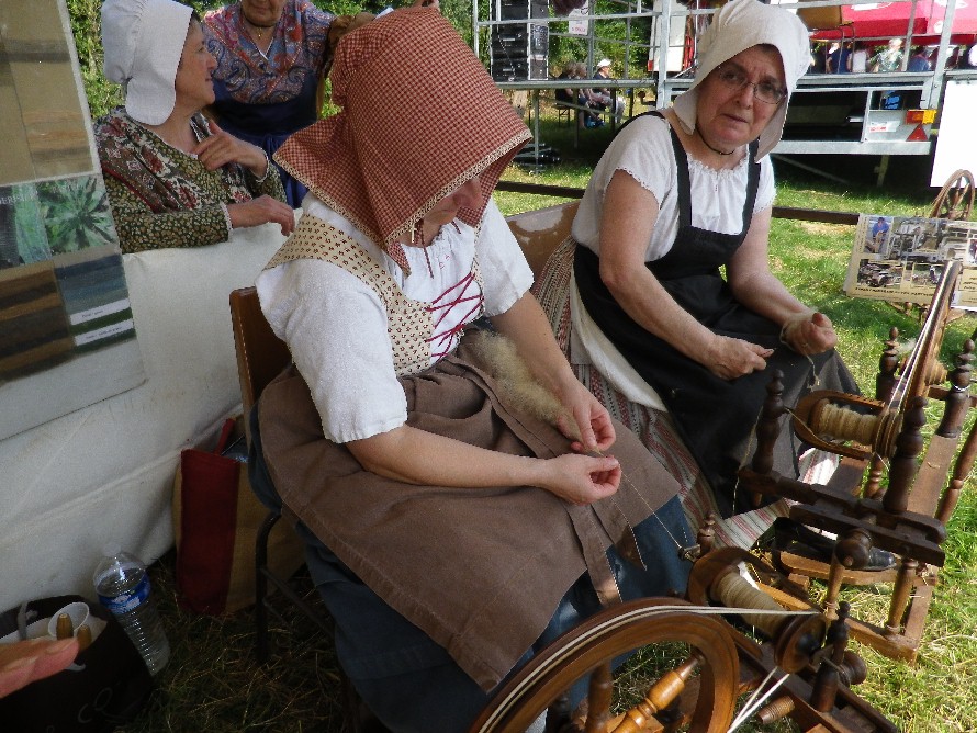 Blandine et Pierrette filent au rouet 